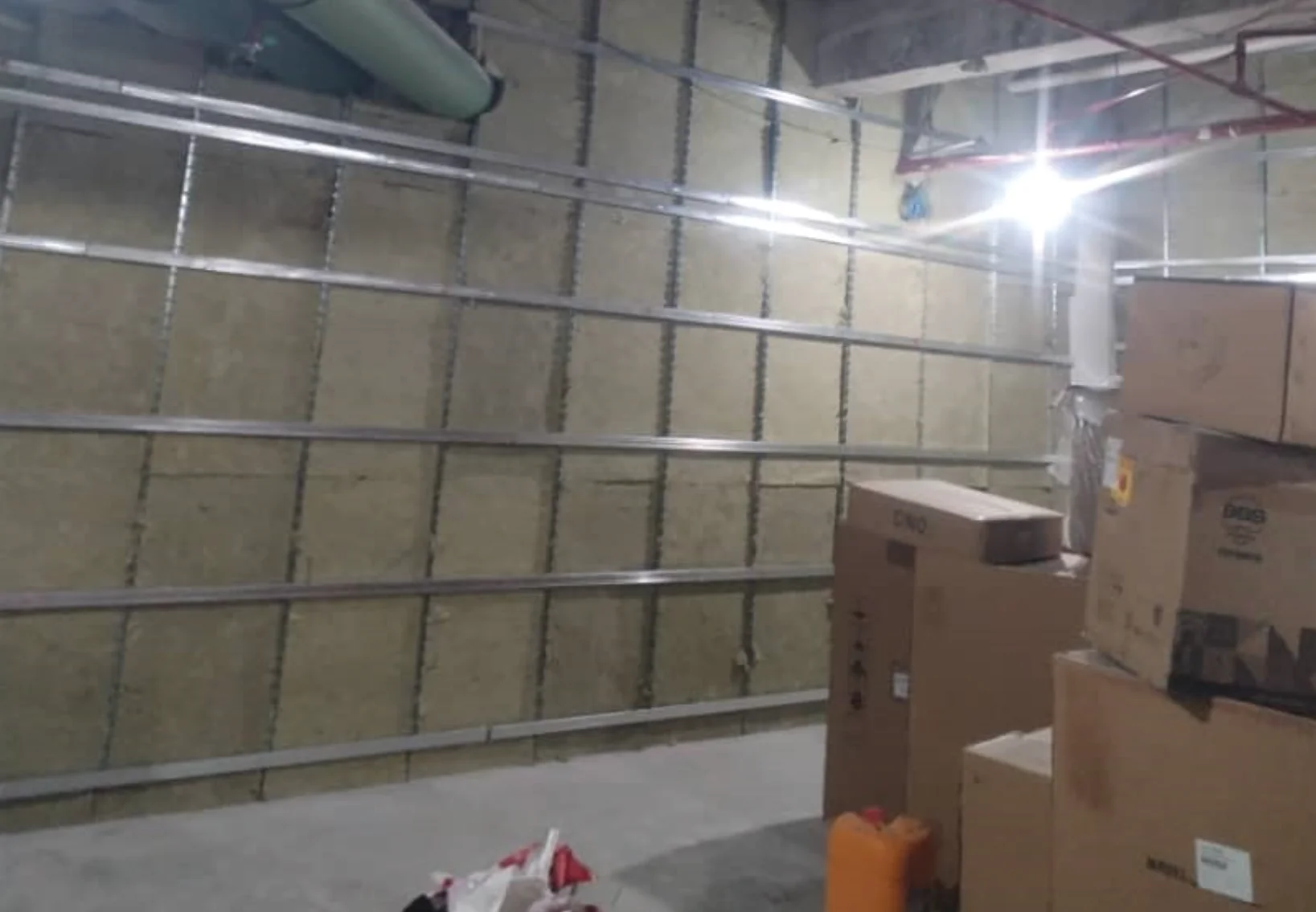 Acoustic isolation between KTV rooms